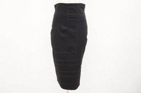 サイドのスリットとタイトなデザインが大人っぽい。フェラガモのスカートを買取しました