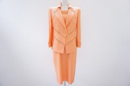 華やかなビタミンカラーが大人の女性の可愛らしさを演出。ベラのワンピーススーツ。