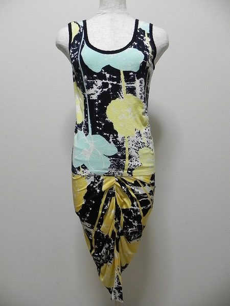 大胆な花柄が印象的。ブルマリンのシルク素材のすてきなセットアップ