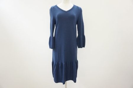 落ちついたカラーと落ち感が大人っぽい。ミスアシダのニットワンピース