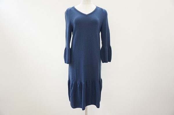 落ちついたカラーと落ち感が大人っぽい。ミスアシダのニットワンピース