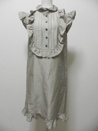 麻素材で涼やかに軽やかに。ミスアシダの素敵なフリルワンピース。