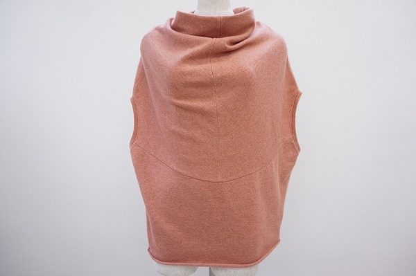 サーモンピンクとモードなディテールがポイント。ブルネロクチネリのニットを買取しました