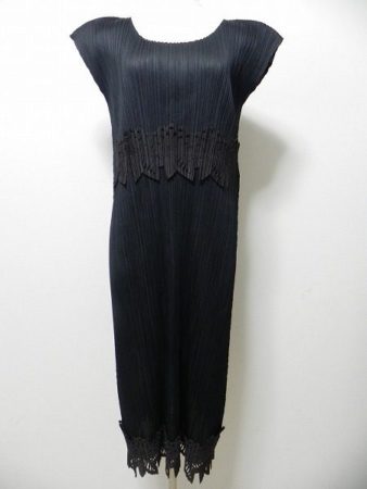 これは着る芸術品です。プリーツプリーズの漆黒のロングワンピースを買取しました。