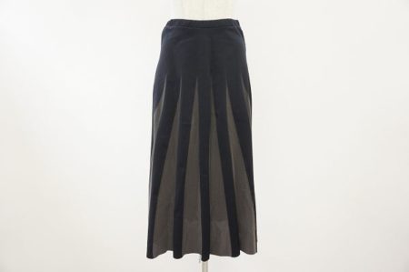2色のコントラストが絶妙。プリーツプリーズのロングスカートを買取しました。