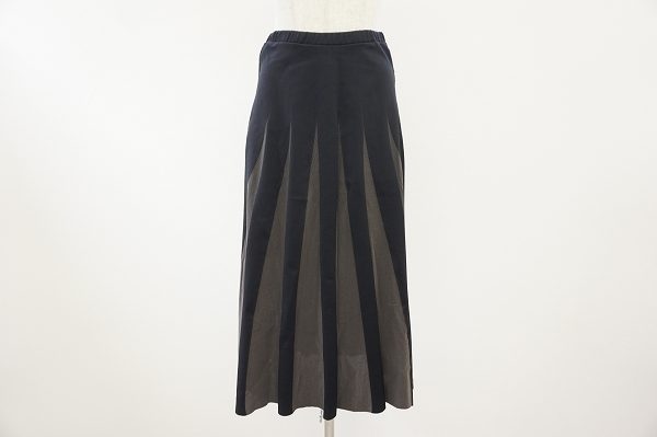 2色のコントラストが絶妙。プリーツプリーズのロングスカートを買取しました。