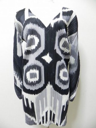 個性的なプリントでインパクトある着こなしを。プリーツプリーズのカットソーを買取しました。