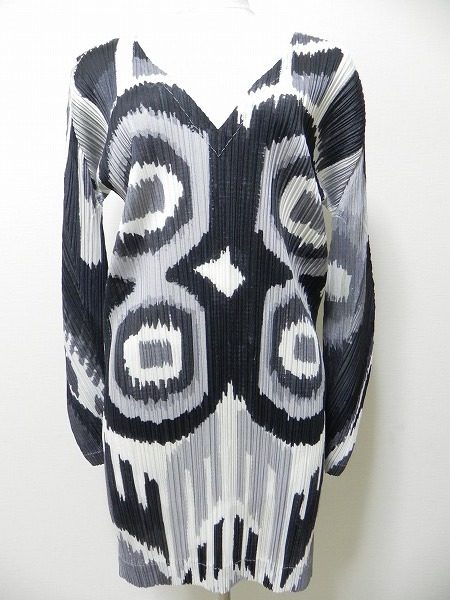 個性的なプリントでインパクトある着こなしを。プリーツプリーズのカットソーを買取しました。