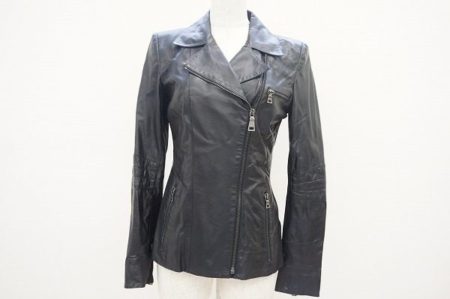 セクシーでスポーティ。プラダスポーツのラグジュアリーなレザージャケット