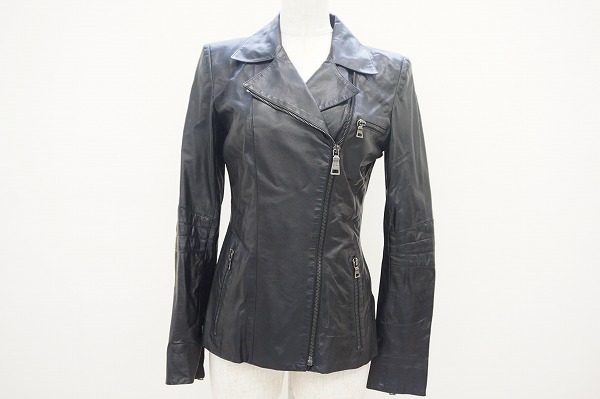 セクシーでスポーティ。プラダスポーツのラグジュアリーなレザージャケット