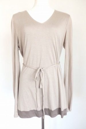 繊細なグレージュが美人度アップ。プーロタットのフェミニンなカットソー