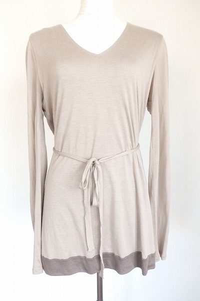 繊細なグレージュが美人度アップ。プーロタットのフェミニンなカットソー