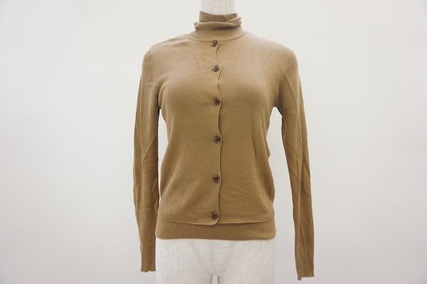 シックな色使いで他と差をつけて!フォクシーのニットアンサンブルを買取しました。