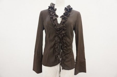 チョコレートブラウンと甘いフリルが魅力。フォクシーのフェミニンなブラウスを買取しました。