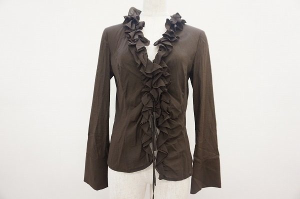 チョコレートブラウンと甘いフリルが魅力。フォクシーのフェミニンなブラウスを買取しました。