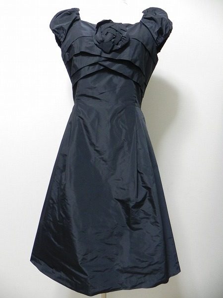 食事会やコンサートにぴったりな１枚。上品な甘さ漂うフランコフェラーロのワンピースです