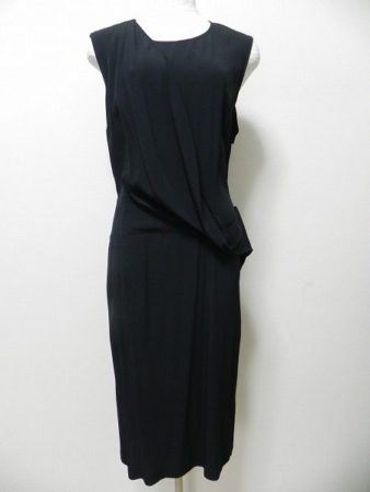 斬新なブラックドレスでランクアップ。マルタンマルジェラのドレス