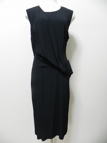 斬新なブラックドレスでランクアップ。マルタンマルジェラのドレス