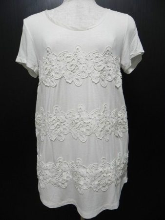 レース使いで上品さ可憐さを演出。ヒューゴボスのTシャツカットソーです