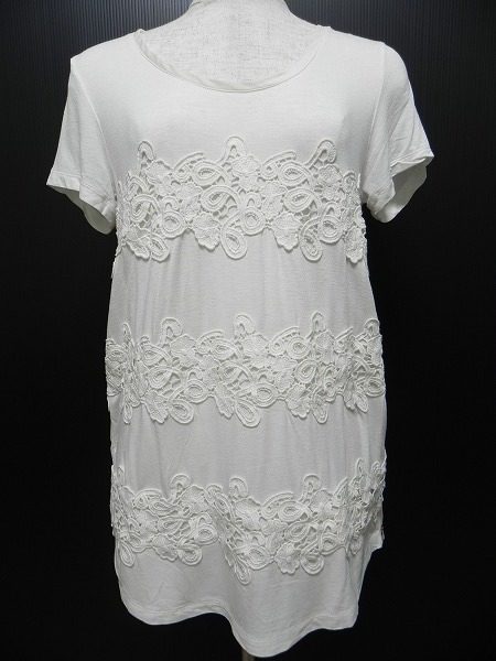 レース使いで上品さ可憐さを演出。ヒューゴボスのTシャツカットソーです