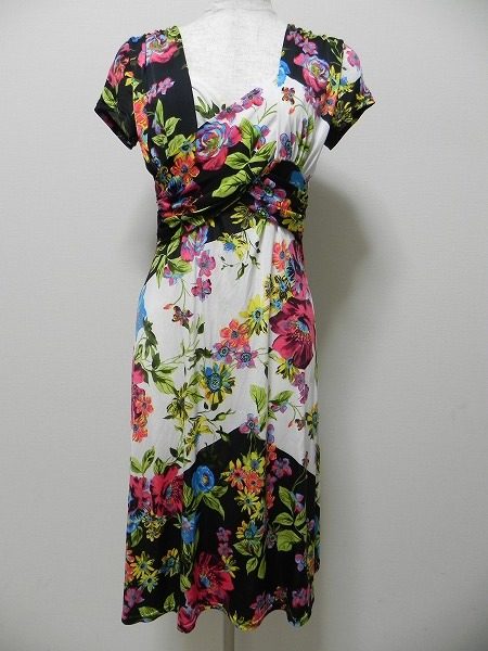 フィフィーユらしいカラフルなデザインが目を引く花柄ワンピース