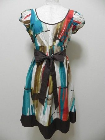 大胆なプリント柄が印象的なマックスアンドコーのパフスリーブワンピース