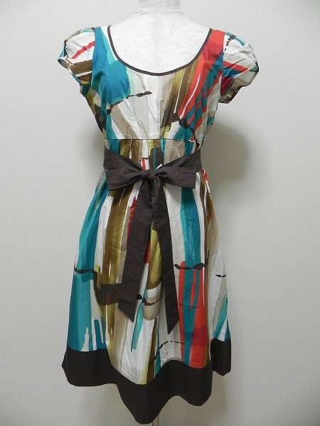 大胆なプリント柄が印象的なマックスアンドコーのパフスリーブワンピース