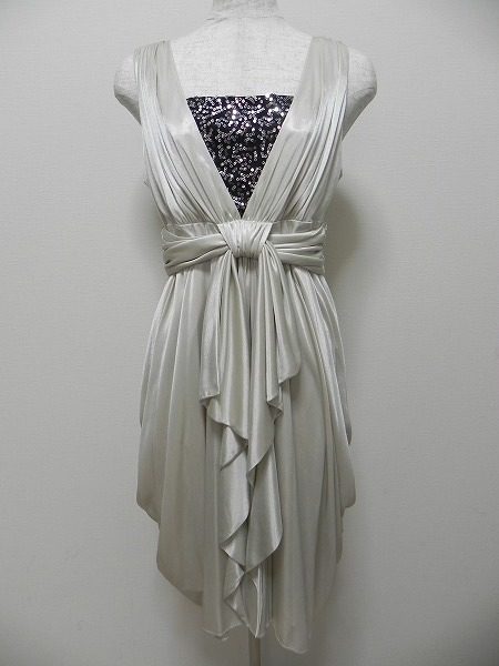 シルクのような光沢感が上品なマニックスのシャーリングワンピース