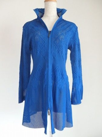 鮮やかなブルーが眩しい。ヒロコビスのジップアップロングカーディガン