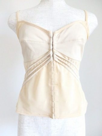 淡い色合いとセクシーなデザインが魅力的なパオラフラーニのトップス