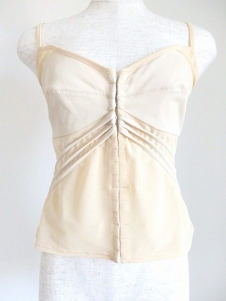 淡い色合いとセクシーなデザインが魅力的なパオラフラーニのトップス