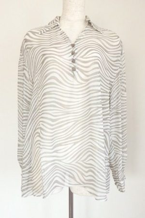 淡い色合いのコントラストが絶妙なパリエンヌのゼブラ柄のシャツ