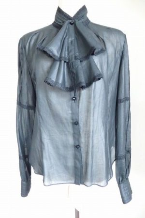 ゴージャス感のあるフリルが印象的なヒロコビスのブラックのブラウス