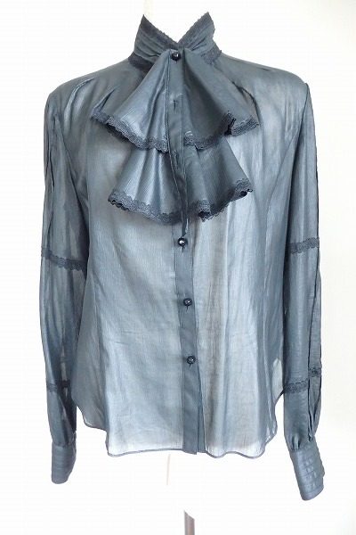 ゴージャス感のあるフリルが印象的なヒロコビスのブラックのブラウス