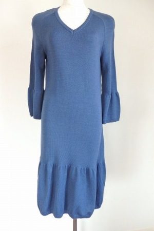 一枚で着映えるロイヤルブルーのワンピース。ミスアシダ