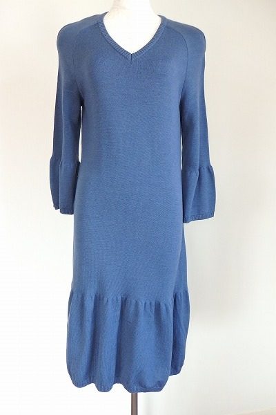 一枚で着映えるロイヤルブルーのワンピース。ミスアシダ