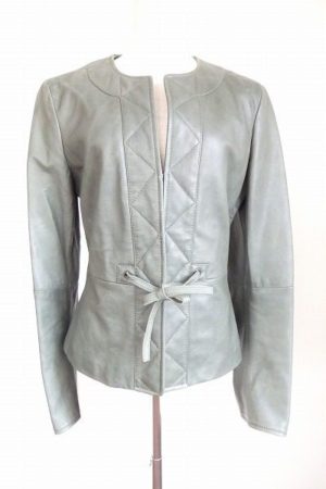 貴女のワードローブがワンランクアップ。マックスマーラのノーカラージャケットを買取しました