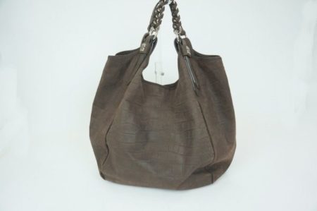 落ち着きのある女性を演出してくれる、ジバンシィのショルダーバッグを買取り致しました。