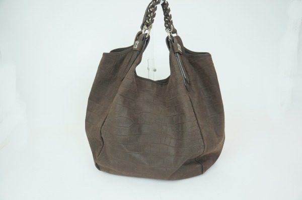 落ち着きのある女性を演出してくれる、ジバンシィのショルダーバッグを買取り致しました。