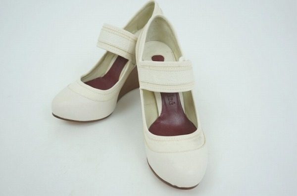 誰よりもクラシカルで印象的な足元に。クロエのホワイトパンプスを買取致しました。