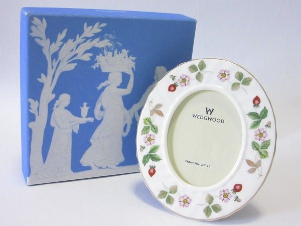 イギリスを代表する陶器ブランド・ウェッジウッドの定番。ワイルドストロベリーのフォトフレームを買取しました
