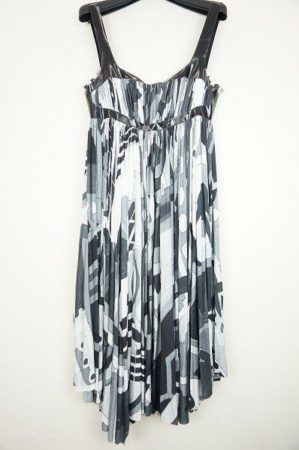 モノトーンでも開放的な着こなしを。アレキサンダー・マックイーンのワンピースを買取致しました。