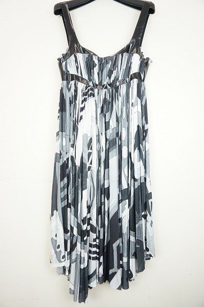 モノトーンでも開放的な着こなしを。アレキサンダー・マックイーンのワンピースを買取致しました。