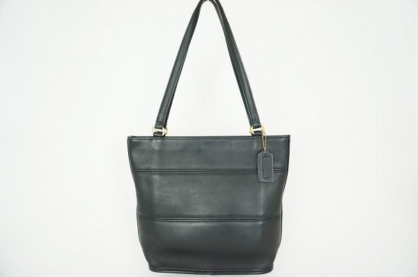 コンパクトなのに大容量！通勤や通学にも使えるコーチのショルダーバッグを買取りいたしました