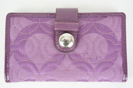 抜群の持つ者の手元を華やかに彩る逸品。収納力だけではなくファッション性も高いコーチのカードケースをお売り頂きました。