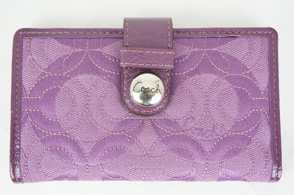 抜群の持つ者の手元を華やかに彩る逸品。収納力だけではなくファッション性も高いコーチのカードケースをお売り頂きました。