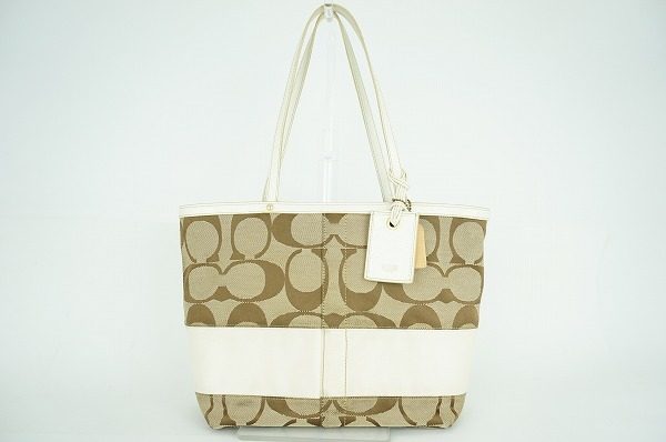 通勤にも最適。A4サイズが収納できるコーチのショルダーバッグをお売り頂きました。