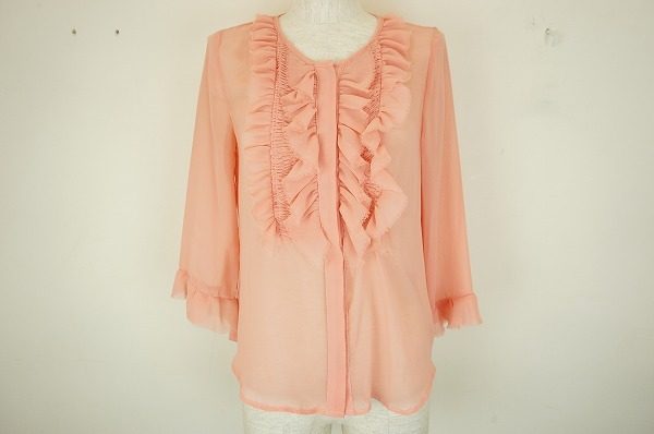 優しいピンクとふんわりフリルで女性らしく！スピック＆スパンのシャツブラウスを買取り致しました。