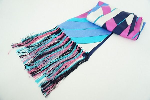 エミリオプッチらしいカラフルなお色味が素敵。コーディネートにアクセントを加えてくれるストールを買取しました。