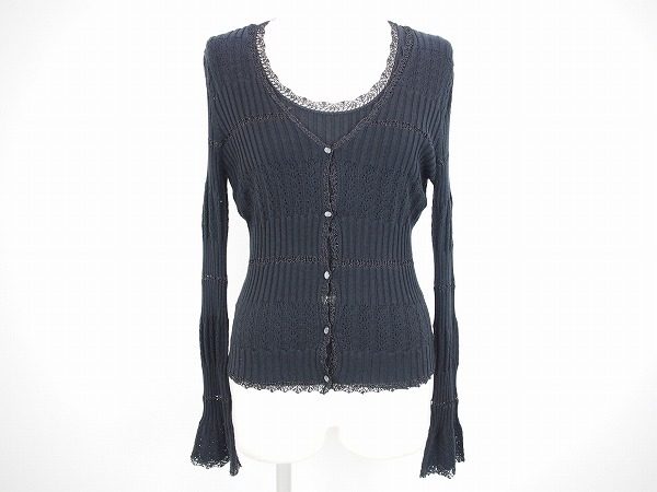 フェミニンな装いも可能。品が増すローラアシュレイの黒のアンサンブルを買取しました。